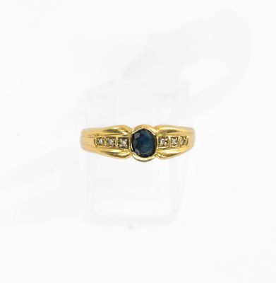 bague en or jaune avec saphir bleu et diamants