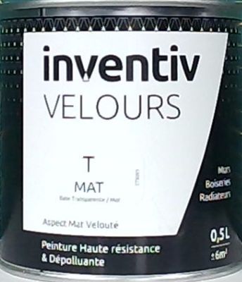 un pot de peinture posé sur une table