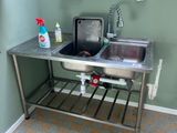 un évier dans un coin de la cuisine, avec une étagère au-dessus