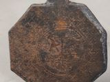 un petit objet métallique posé sur une table