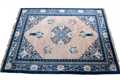 tapis à bordure bleue et motif floral sur fond blanc
