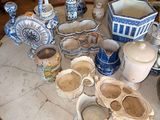 une table sur laquelle sont disposées de nombreuses pièces de poterie