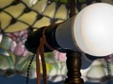 une lampe posée sur une table à côté d'un abat-jour