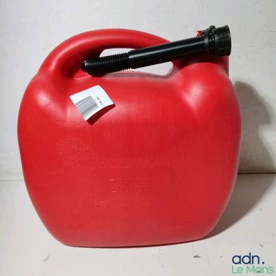 une cruche rouge avec une anse noire et une étiquette dessus