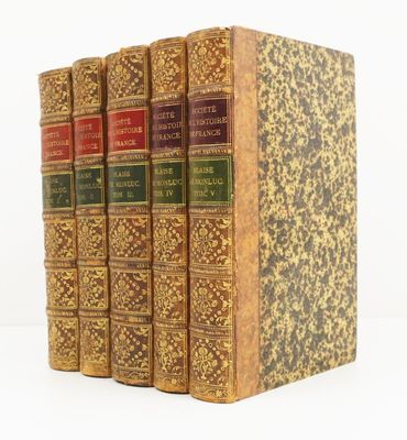 un ensemble de cinq livres superposés
