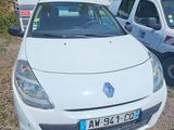 une voiture blanche garée à côté d'autres voitures