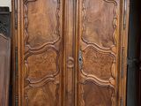 une grande armoire en bois ornée de sculptures