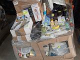 une pile de cartons posés par terre