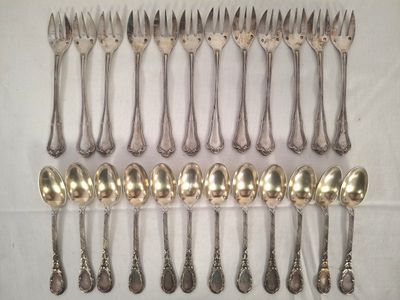 beaucoup de cuillères et de fourchettes en argent sur la table