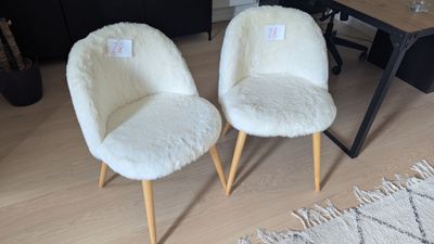 deux chaises assises l'une à côté de l'autre sur le sol