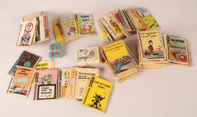 une pile de livres posée sur une table blanche, avec une paire de ciseaux