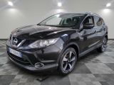 La Nissan QX noire est garée sur un sol à damier.