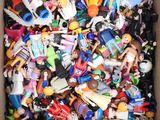 une boîte en carton remplie d'une multitude de jouets de toutes sortes