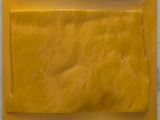 un morceau de plastique jaune accroché au mur