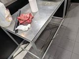 une table sur laquelle est posé un micro-ondes