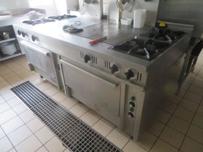 une image d'une cuisine commerciale avec des appareils en acier inoxydable