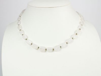 gros plan d'un collier sur un mannequin mannequin mannequin mannequin mannequin mannequin mannequin mannequin mannequin