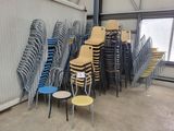 de nombreuses chaises et tables dans une pièce où il y en a beaucoup