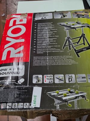 une boîte d'outils posée sur une table