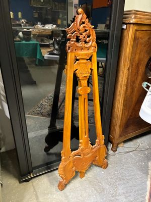 une horloge en bois posée devant un miroir