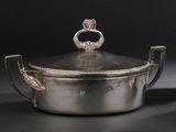 une casserole en argent munie d'une poignée et d'un couvercle