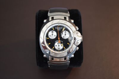 une montre posée sur une table
