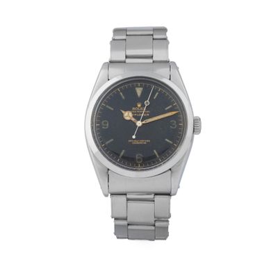 un gros plan d'une montre sur un fond blanc avec un fond blanc