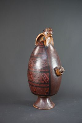 Postiche en terre cuite à décor géométrique.