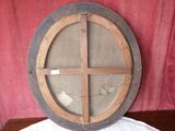 une photo d'une fenêtre ronde avec un encadrement en bois