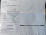 un bout de papier posé sur le siège d'une voiture