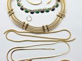 une collection de bijoux comprenant un collier, un bracelet et une bague