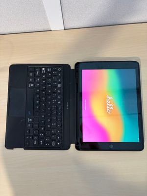 deux ordinateurs portables posés sur une table, avec un clavier posé dessus
