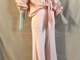 une photo d'un mannequin portant une robe rose ornée d'un nœud