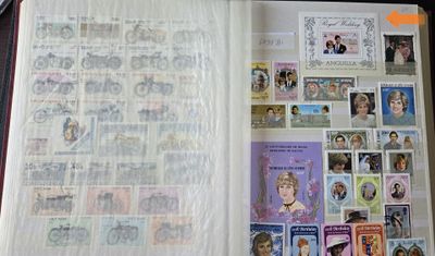 un livre ouvert sur lequel sont apposés de nombreux cachets