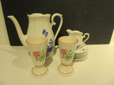 deux tasses et une théière posées sur une table