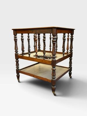 une vieille table en bois surmontée d'une étagère en verre