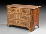 une commode ancienne avec un plateau en bois et des poignées en laiton