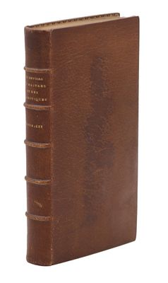 un vieux livre marron à la couverture en cuir sur fond blanc