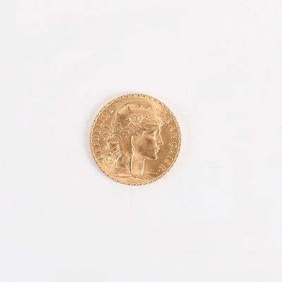 une pièce d'or avec l'image d'une femme dessus