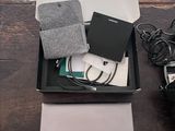 un ordinateur portable et d'autres appareils électroniques dans une boîte posée sur une table