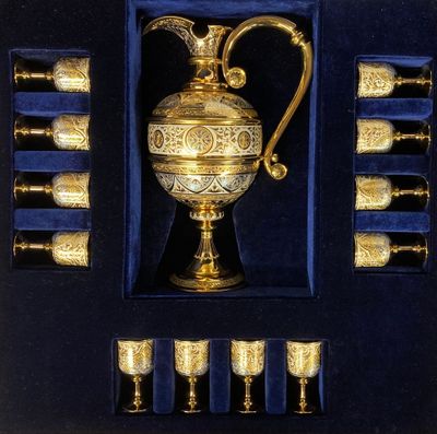 Service à vodka en acier gravé et doré comprenant un plateau…