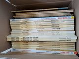 plusieurs livres empilés dans une boîte