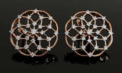 une paire de boucles d'oreilles en diamant sur un fond noir