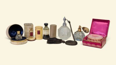 de nombreux parfums différents dans une boîte rose