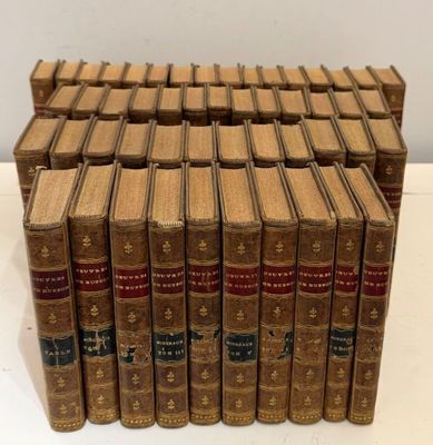 une pile de vieux livres posée sur une table blanche