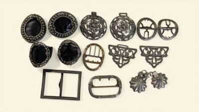 Collection de boucles anciennes en argent massif comprenant …