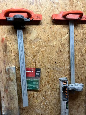 deux fixations fixées au mur d'un bâtiment