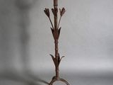 une image représentant un support métallique pour plantes sur lequel est posé un oiseau