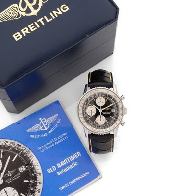 une image représentant une montre et un livre posés sur une surface blanche