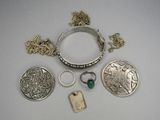 beaucoup d'objets en argent qui se trouvent sur la table